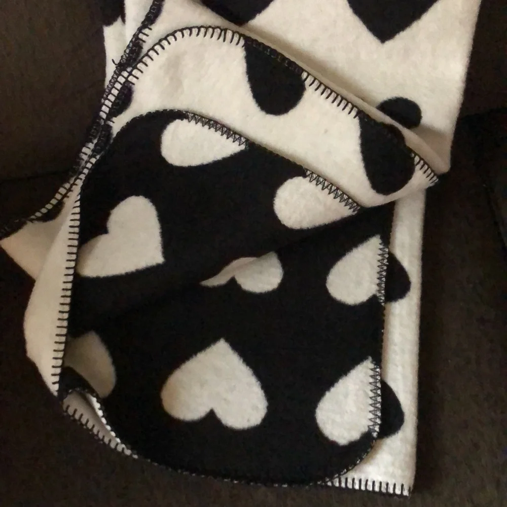 Docofil Black HEARTs Throw Blanket